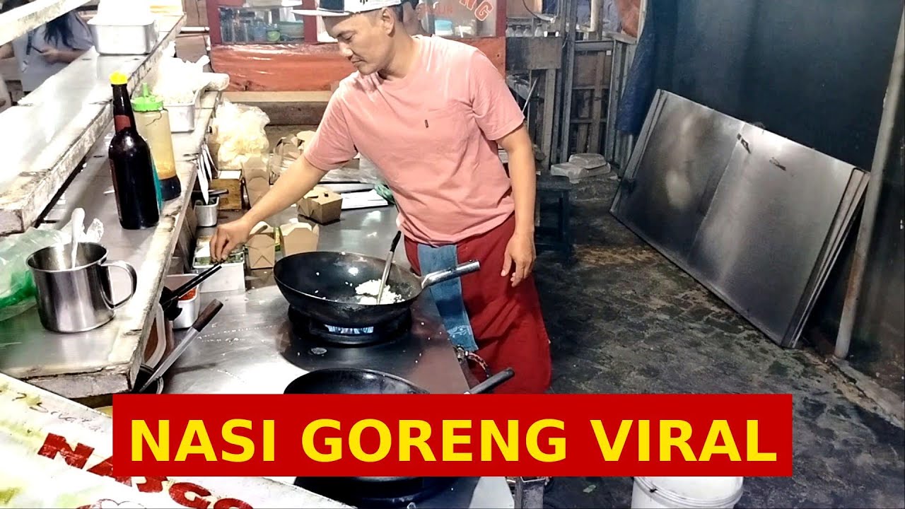 JUALAN NASI GORENG  DI  INDONESIA , MASAK TANPA BERHENTI KARENA BANYAK PESANAN