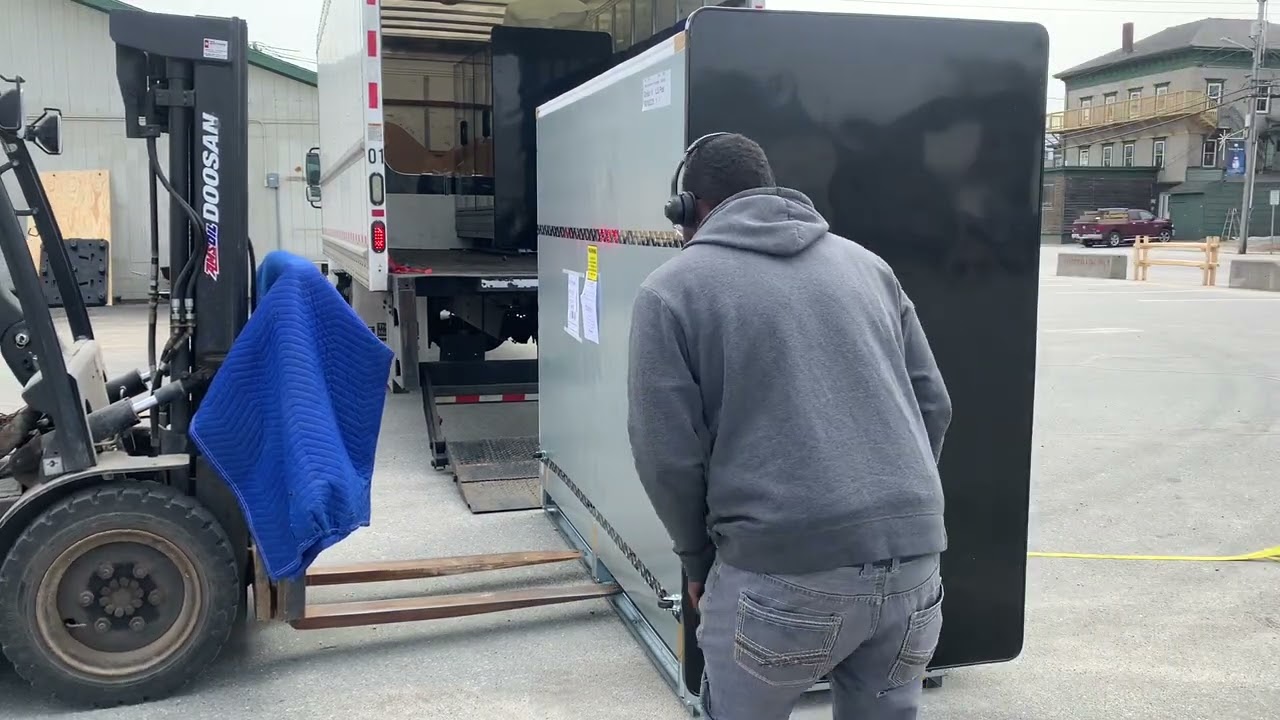 26’ Box Truck | Driver Unload Showcase Using Lift-gate | OTR Box Truck Load | Life Journeys