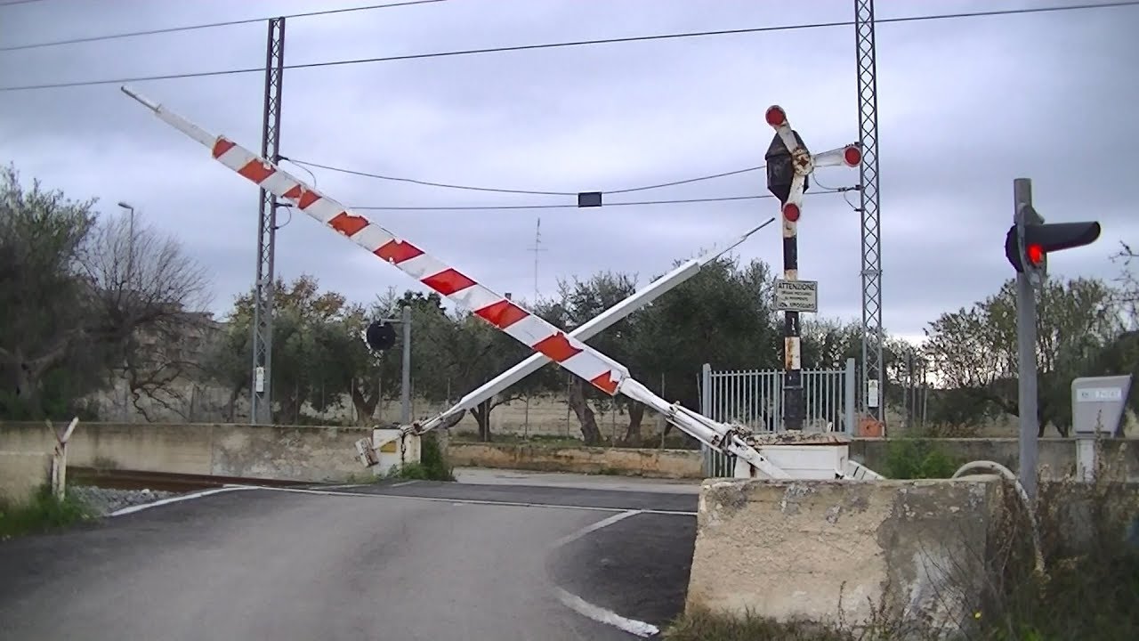 Spoorwegovergang Valenzano (I) // Railroad crossing // Passaggio a livello