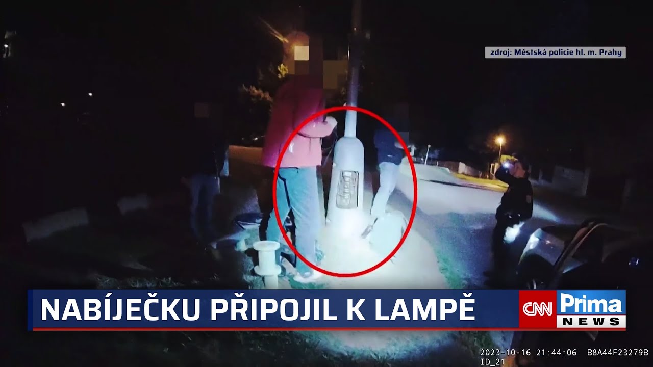 Kuriózní případ z Prahy: Muž nabíjel mobil z pouliční lampy. Jsem elektrikář, řekl strážníkům