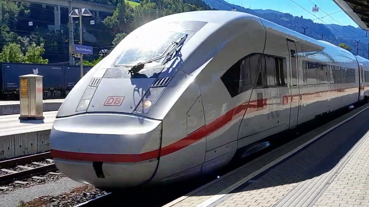 Bahnhof Bischofshofen,  Güterzug fährt durch, ICE 114 fährt ein, Pongau, Land Salzburg, Austria 