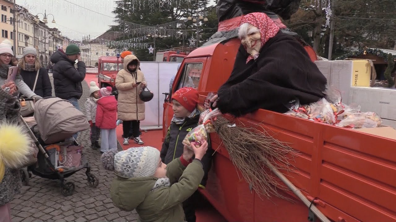 In Piazza dei Martiri a Belluno auto storiche e solidarietà con la "Befana del vigile"