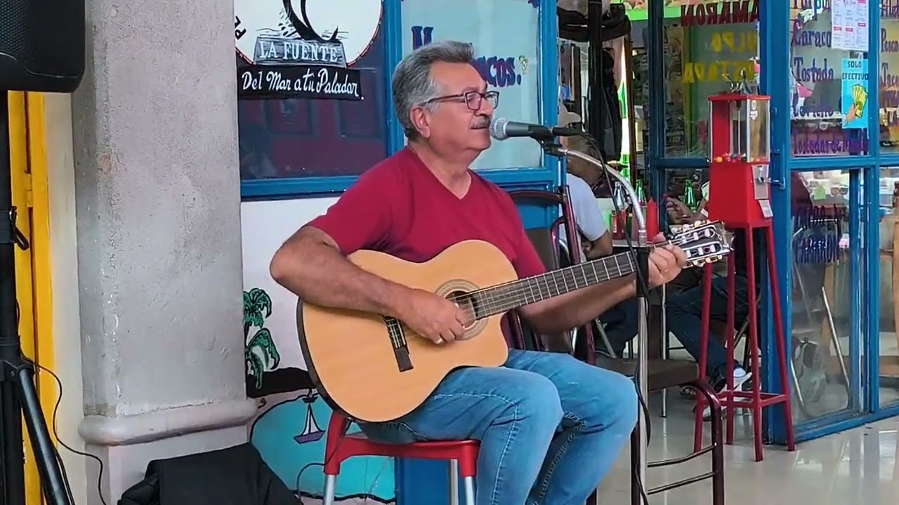 Luis Armando Moreno cantando en plaza capuchinas en Lagos de Moreno Jalisco 