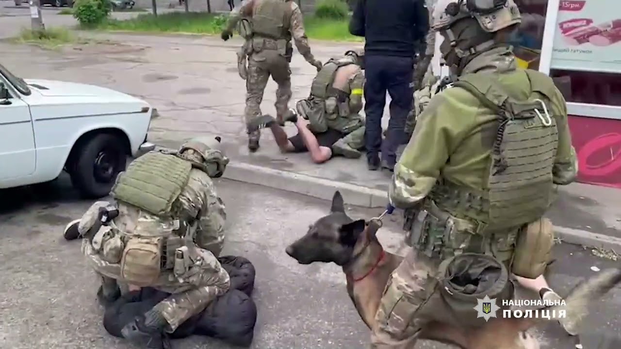Вимагали 5000 доларів США неіснуючого боргу: у Запоріжжі поліцейські затримали злочинну групу