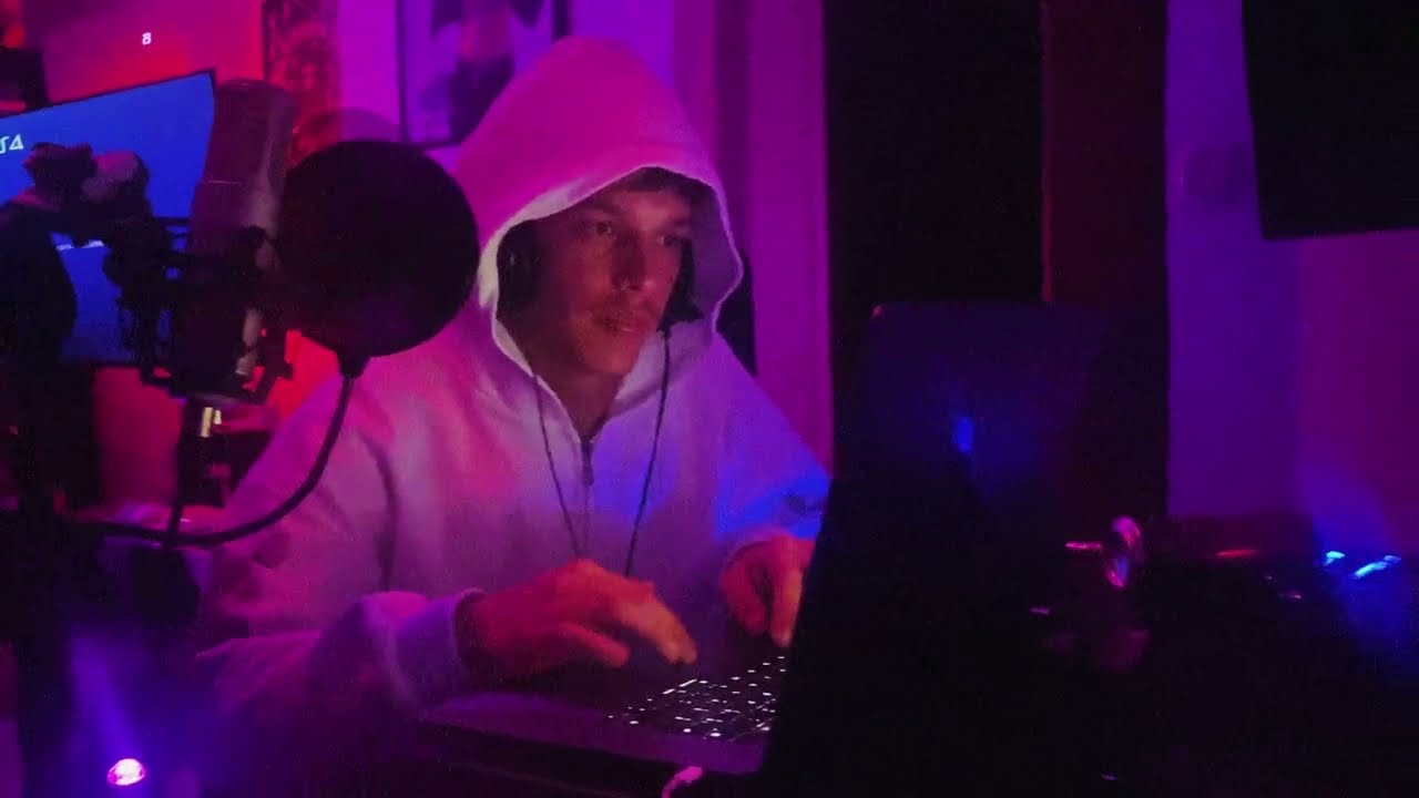 Studio Sesh w Rollsout , Shimmi  (Vlog) shot by. @danpingdon