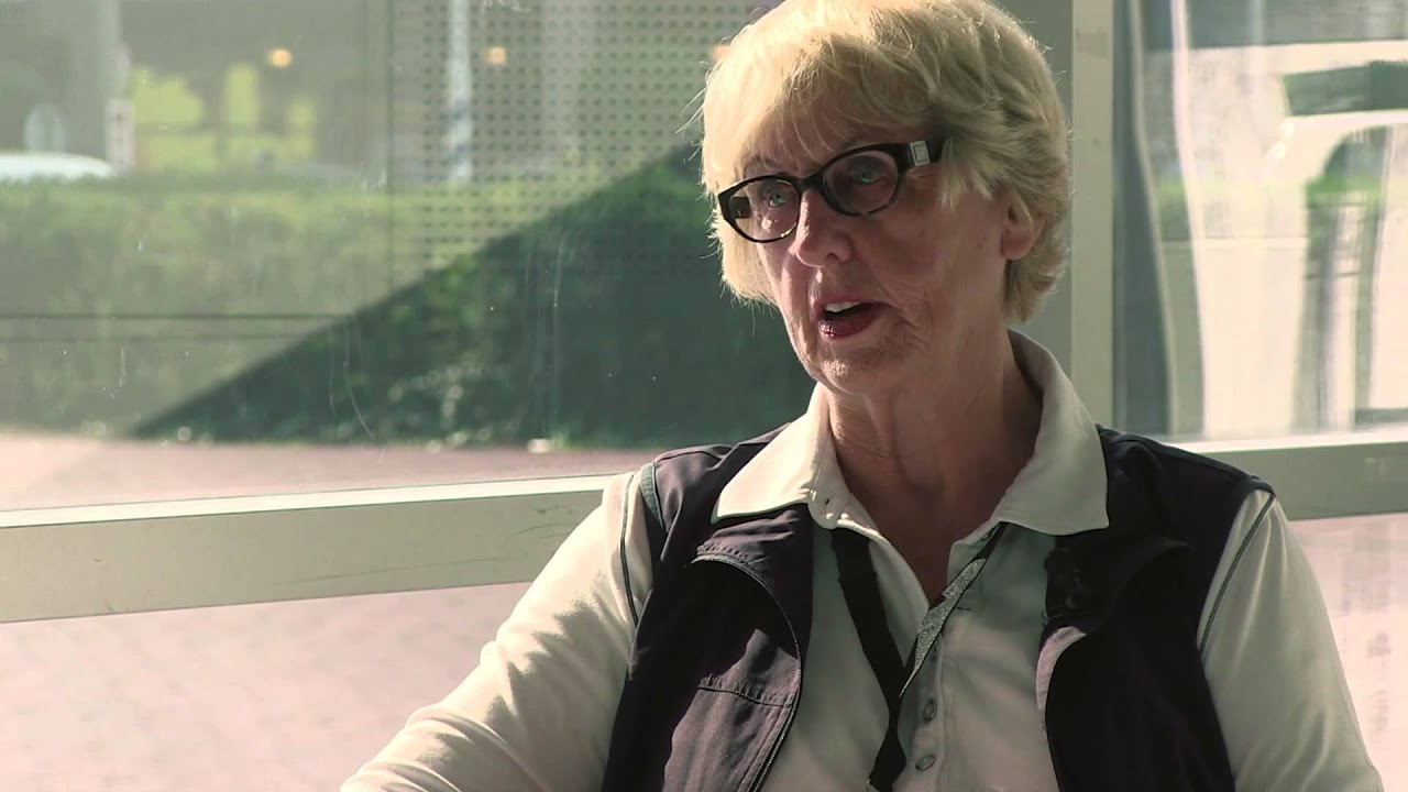 Gastvrouw Marieke Viergever deelt haar ervaring met de Museum Plus Bus