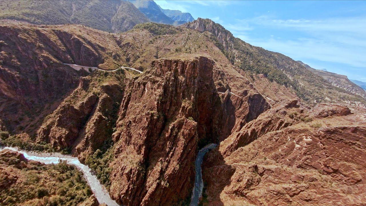 Plongeon dans les gorges du Daluis - Cinematic FPV - One Shot