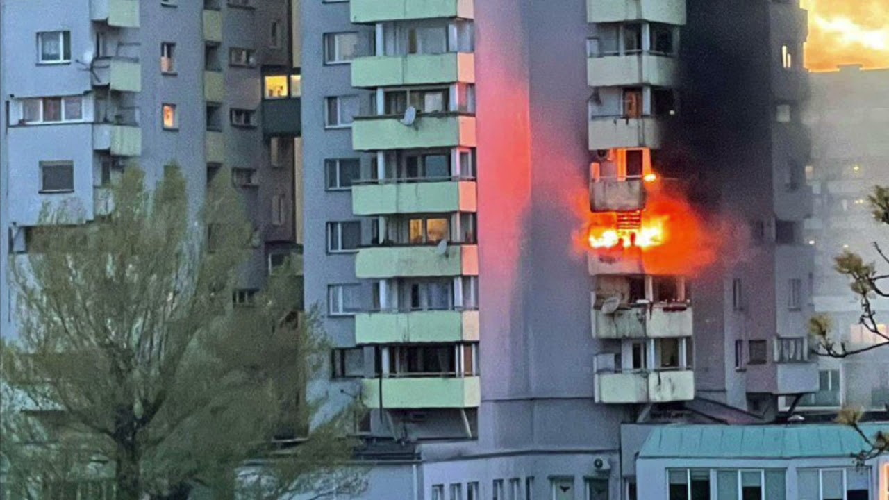 Pożar na Pl. J&oacute;zefa Piłsudskiego w Opolu. Z ogniem walczyło 5 zastęp&oacute;w straży.