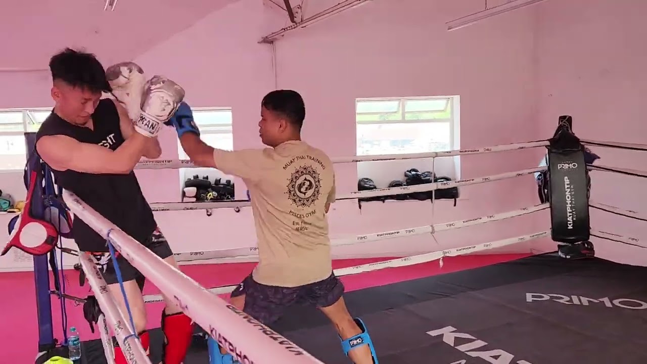 Sweep in the corner at kiatphontip muay thai 🥊
