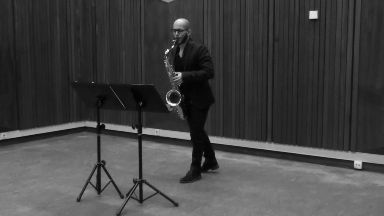 H. Portovedo performs Imaginary Bars by Sara Carvalho