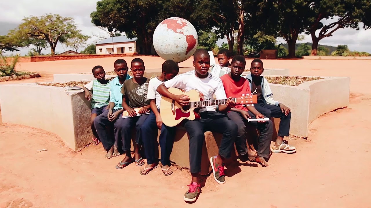 Hino em Maniawa - Missao Adventista Munguluni