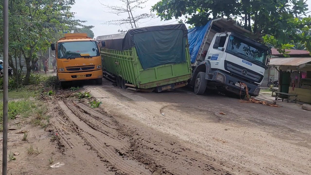 Dua Truk Amblas Tak Sanggup Di Tarik