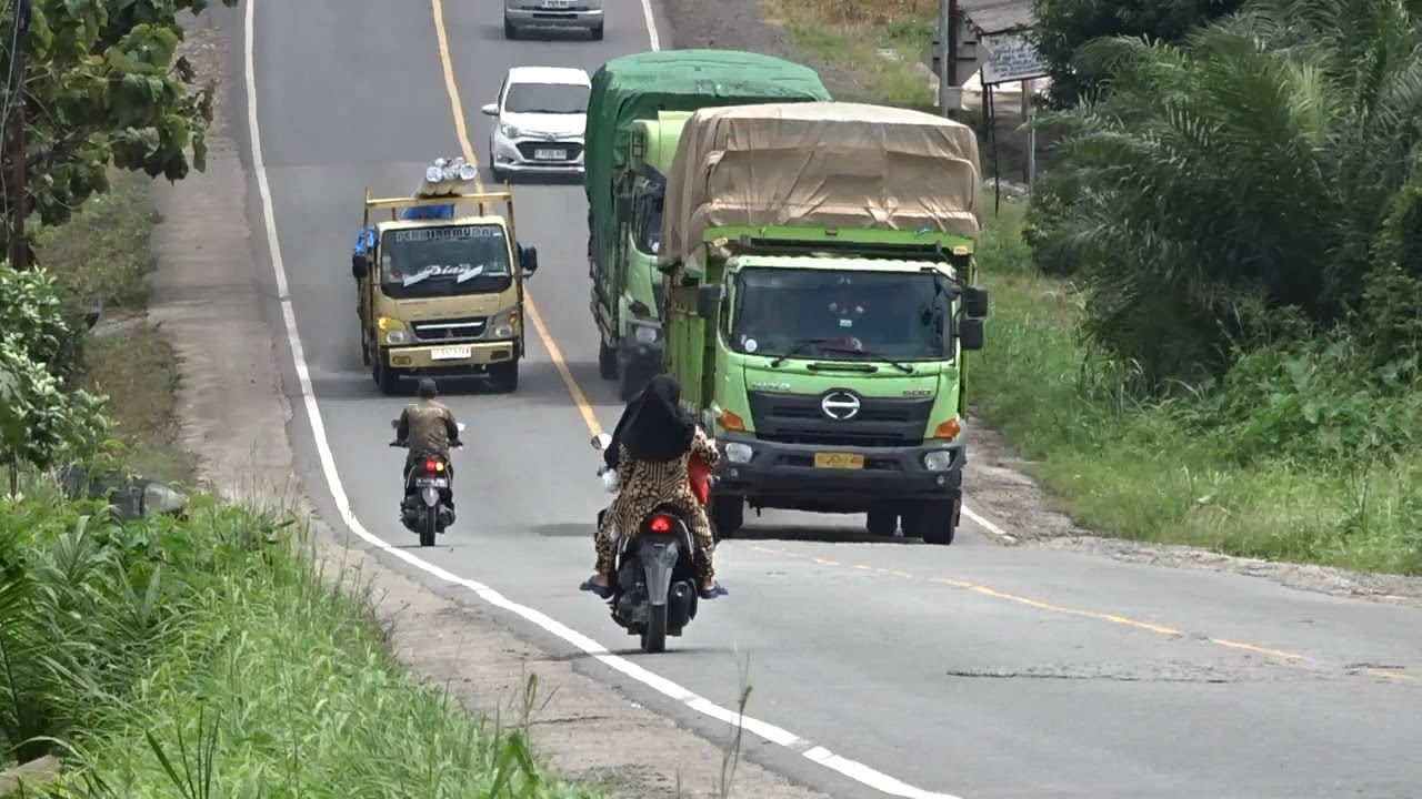 Cargo Truck Climbing High Hill - Hino and Mitsubishi Fuso Canter Truck Heavy Load Climb Hill