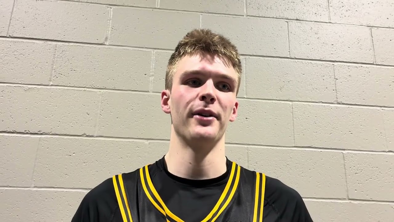 Bennett Stirtz reacts to Iowa basketball’s win over Oregon