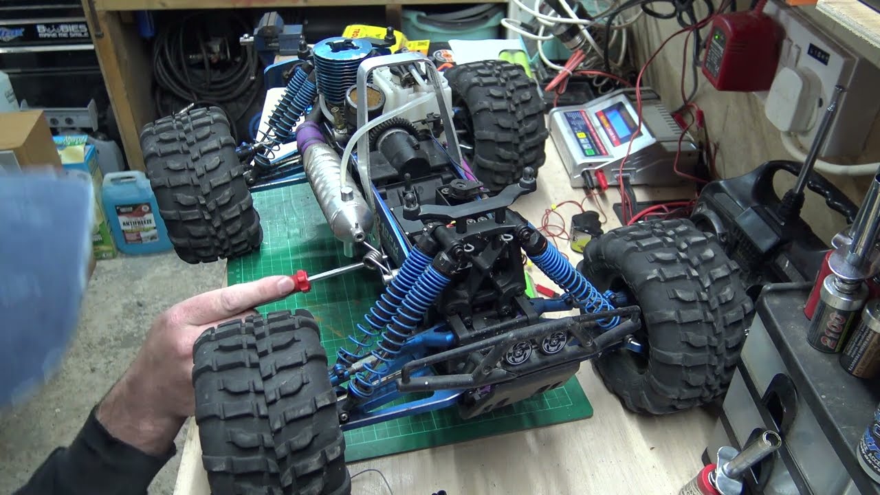 HPI Savage SS 2.4GHz  & Thottle Servo Set Up!