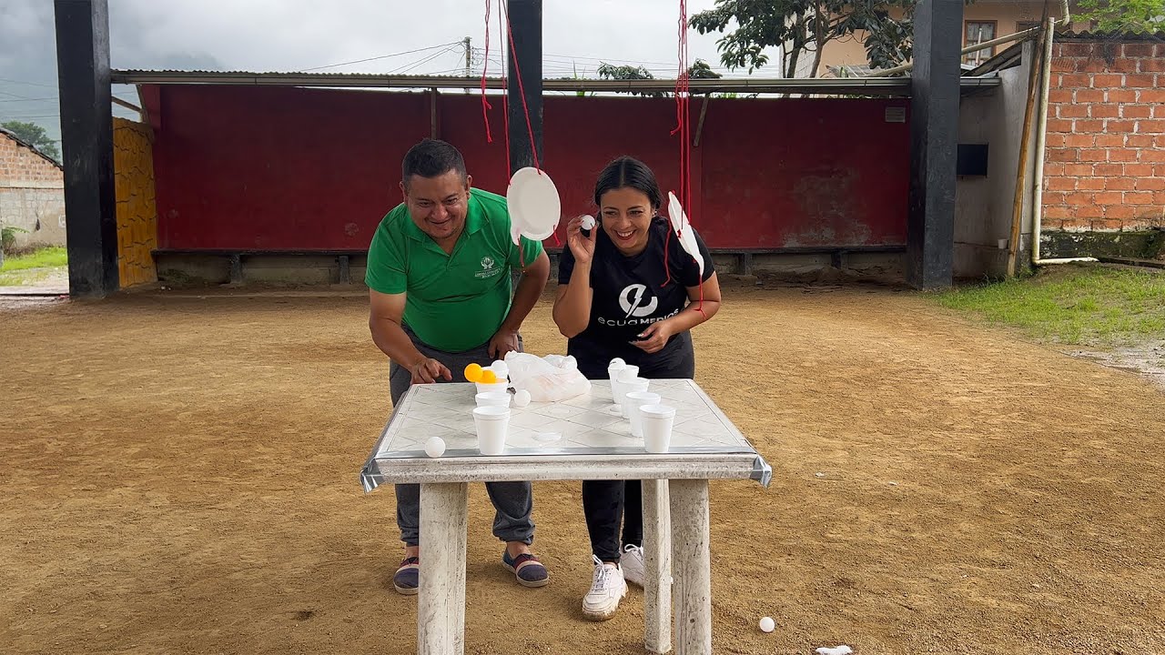 Atina al vaso con la bolita y evita el pastelazo ¡Soy tu Bom Bom!