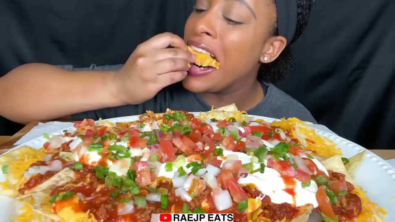 ASMR EATING 먹방 CHEESY CHILI CHEESE NACHOS ASMR EATING MUKBANG 먹방 REAL EATING SOUND