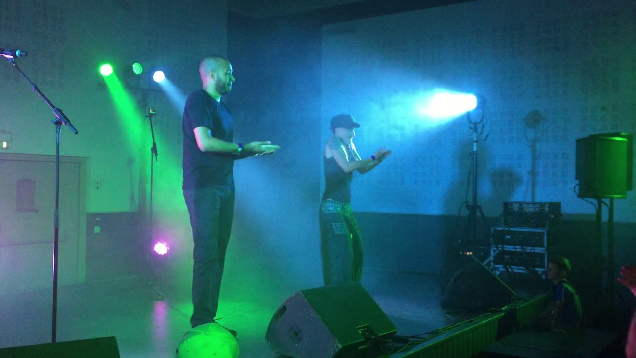 Rap et chansigne Radikal MC — alias Erremsi — le chanteur, et Laëty