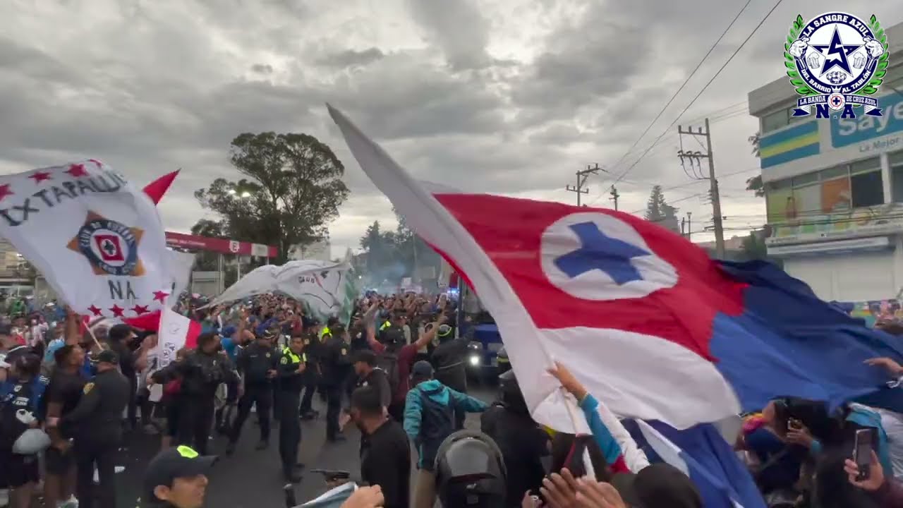 Pasillo de la Sangre Azul N.A en recibimiento al club Cruz Azul