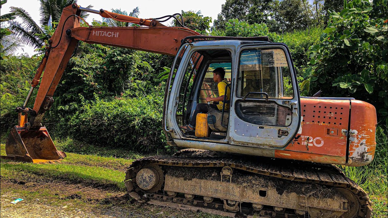 Servicing Excavator EX120-5 , changing Oil filter, Air Filter, Fuel Filter, and Hydrolic Filter