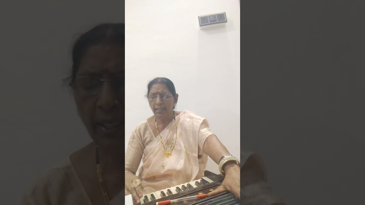 छाप तिलक सब छीनी रे मोसे नैना मिलाई के।एक सुंदर भजन है 