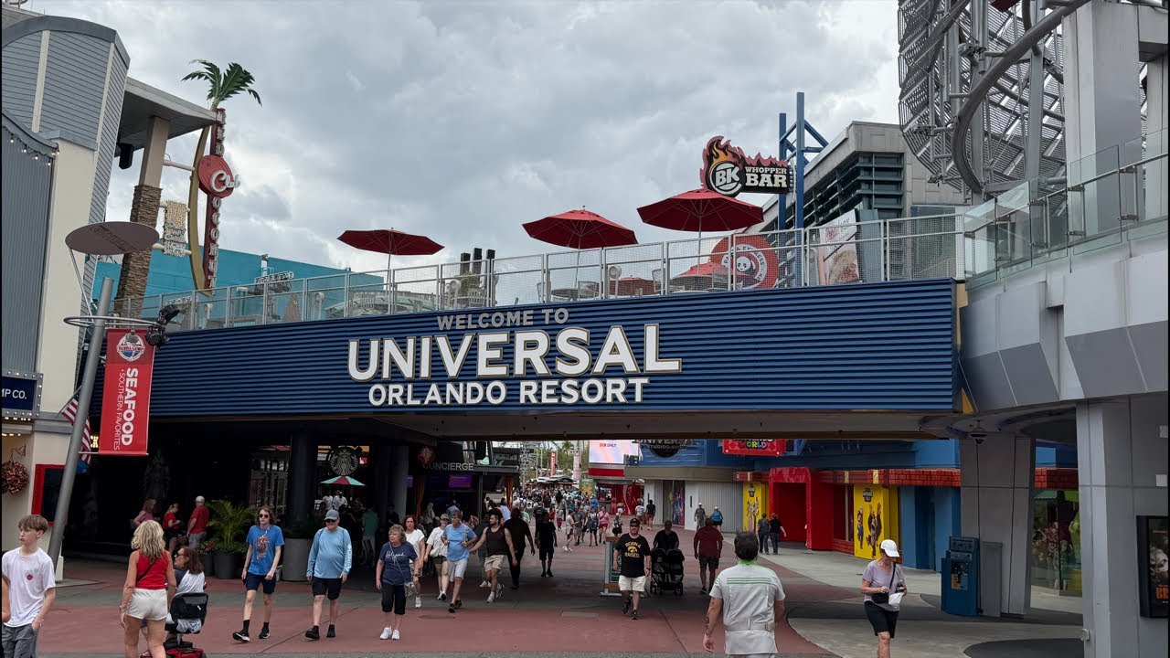🔴 LIVE from Universal Studios Orlando for Mardi Gras
