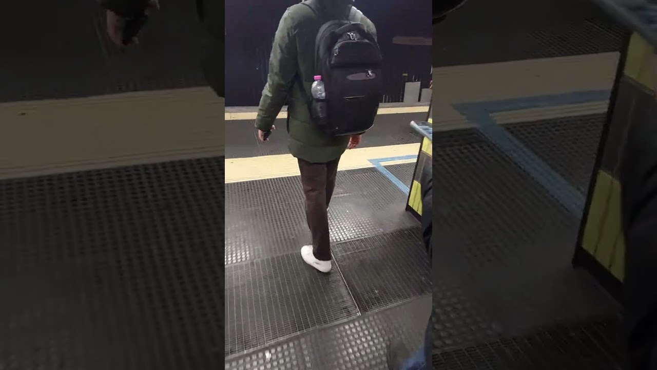 Stazione policlinico arrivi,partenze e annunci 