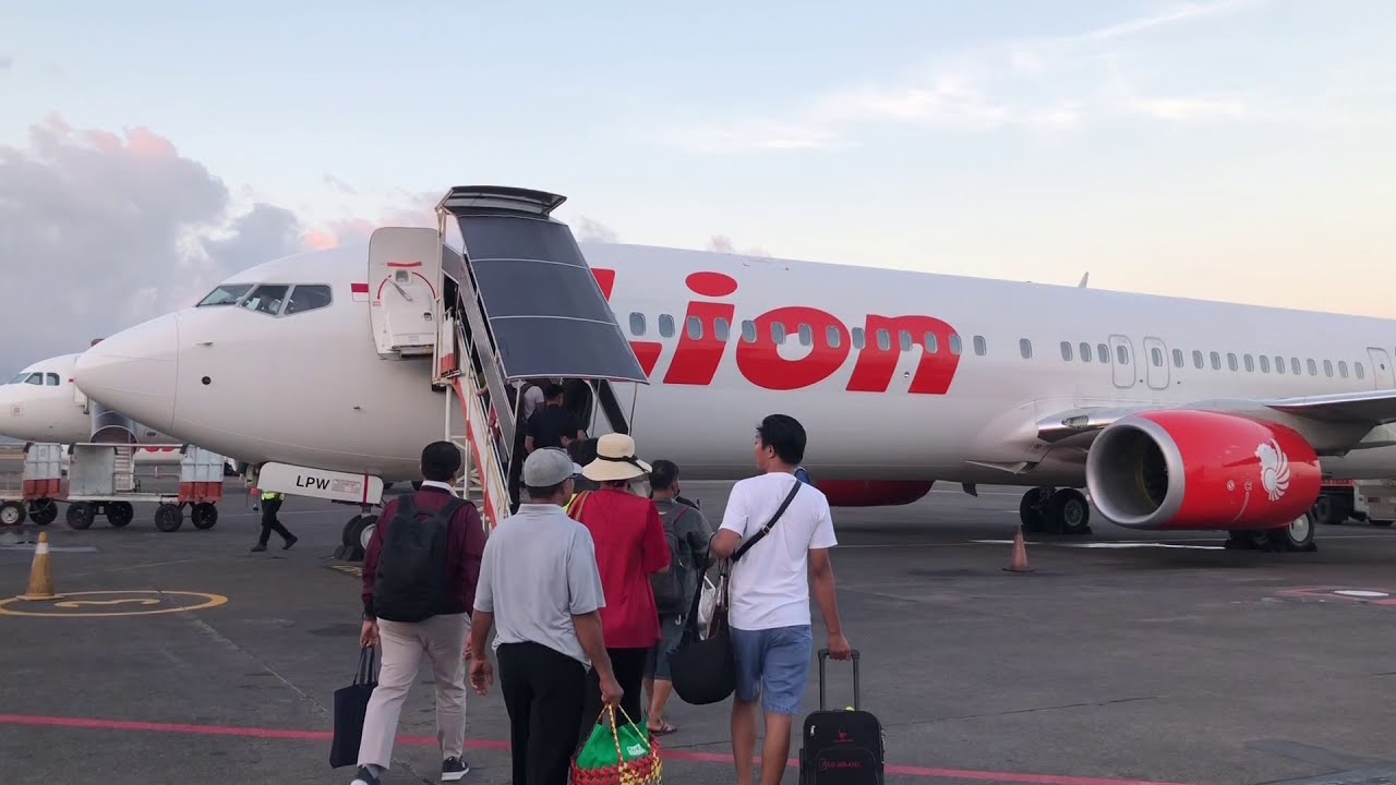 Lion Air JT929 Bali to Surabaya Boeing B737-900ER Economy Class