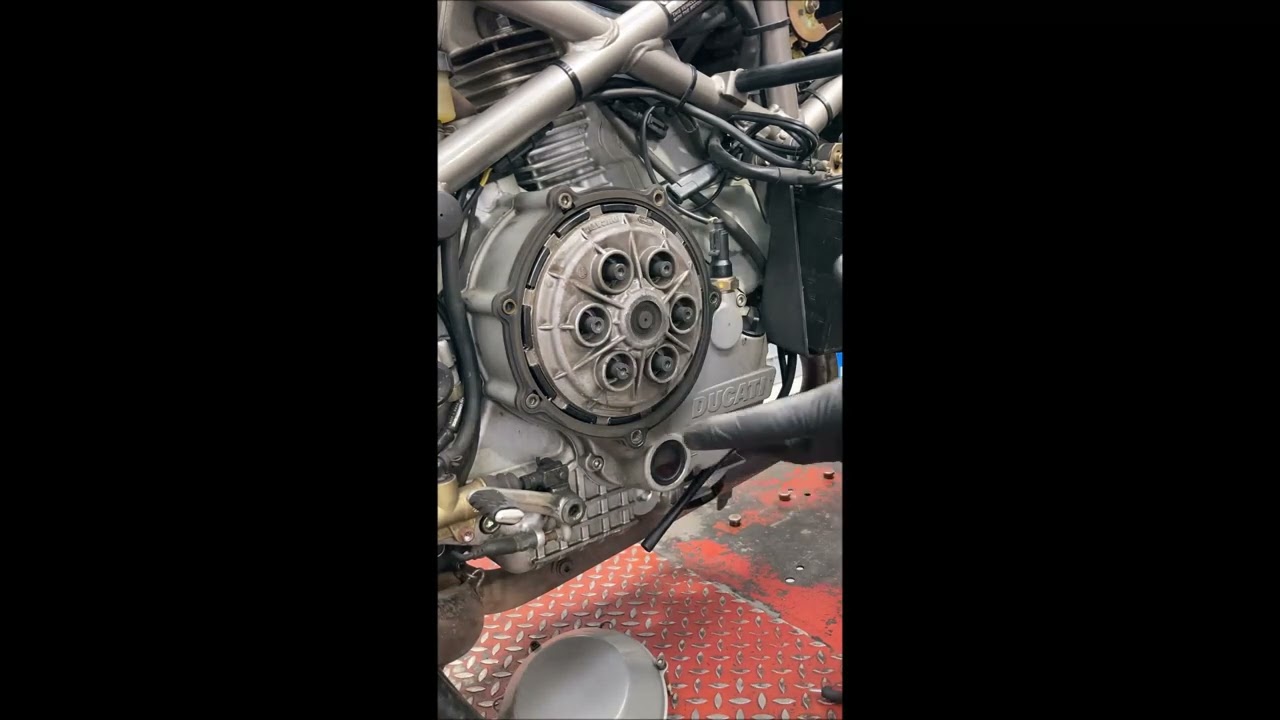 Снятие крышки сухого сцепления Ducati и нажимного диска.