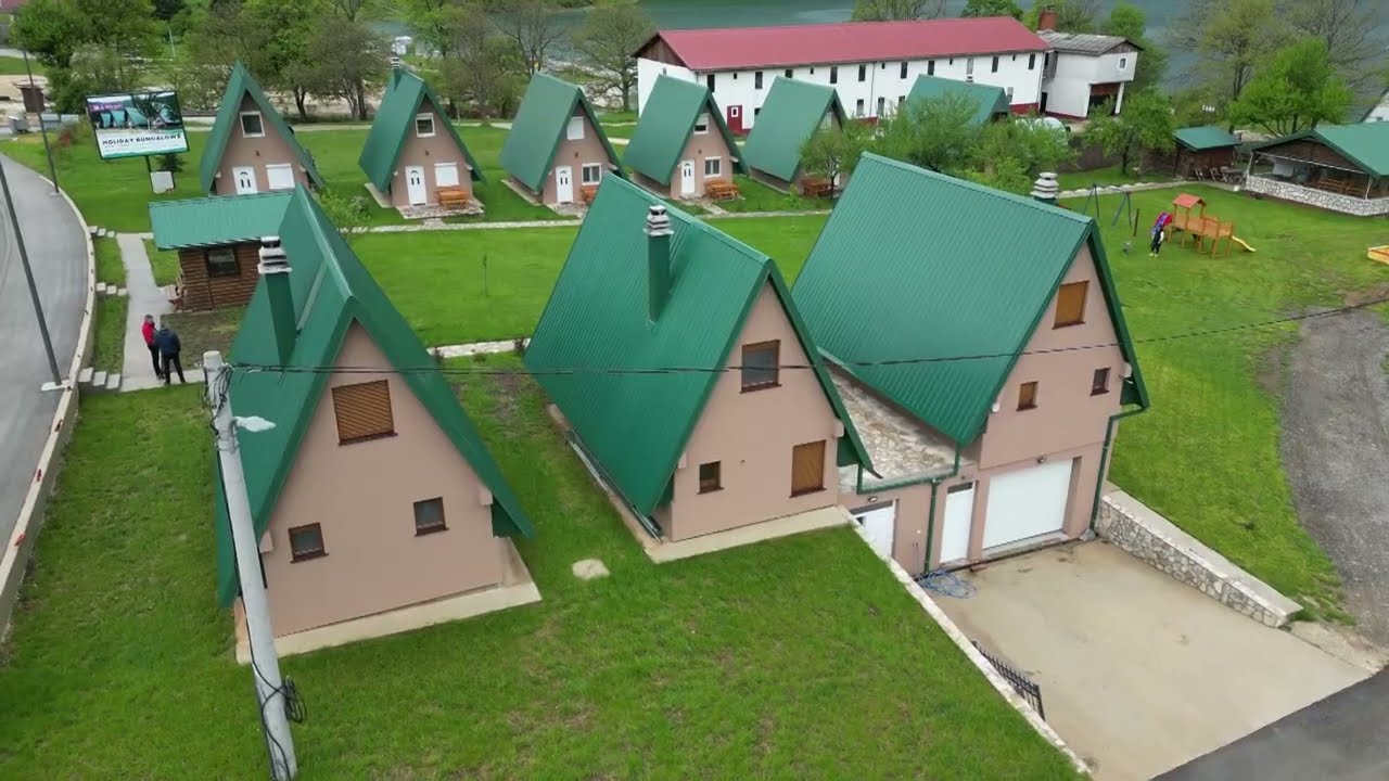 Kompleks kraj Pivskog jezera od koga ZASTAJE DAH - CAMP HOLIDAY, Plužine