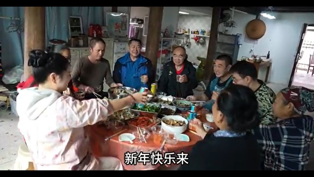 又是一年除夕，周医生早早赶回家，秋子的举动把大姨感动哭了