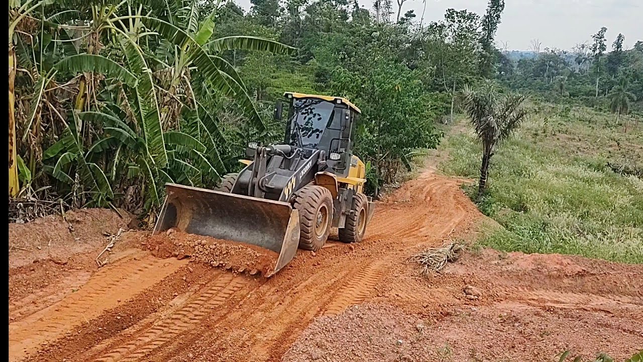 ARRUMANDO O CAMINHO DA ROÇA E REFORMANDO AS LOMBADAS COM A PÁ CARREGADEIRA XCMG LE300KV