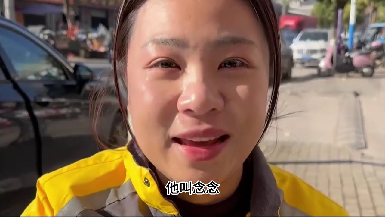 一个带着孩子的女外卖员在路边啃馒头这背后到底发生了什么....  人品很重要#正能量#日常#外卖员#善良#农村生活  #乡村守护人 加油按妮