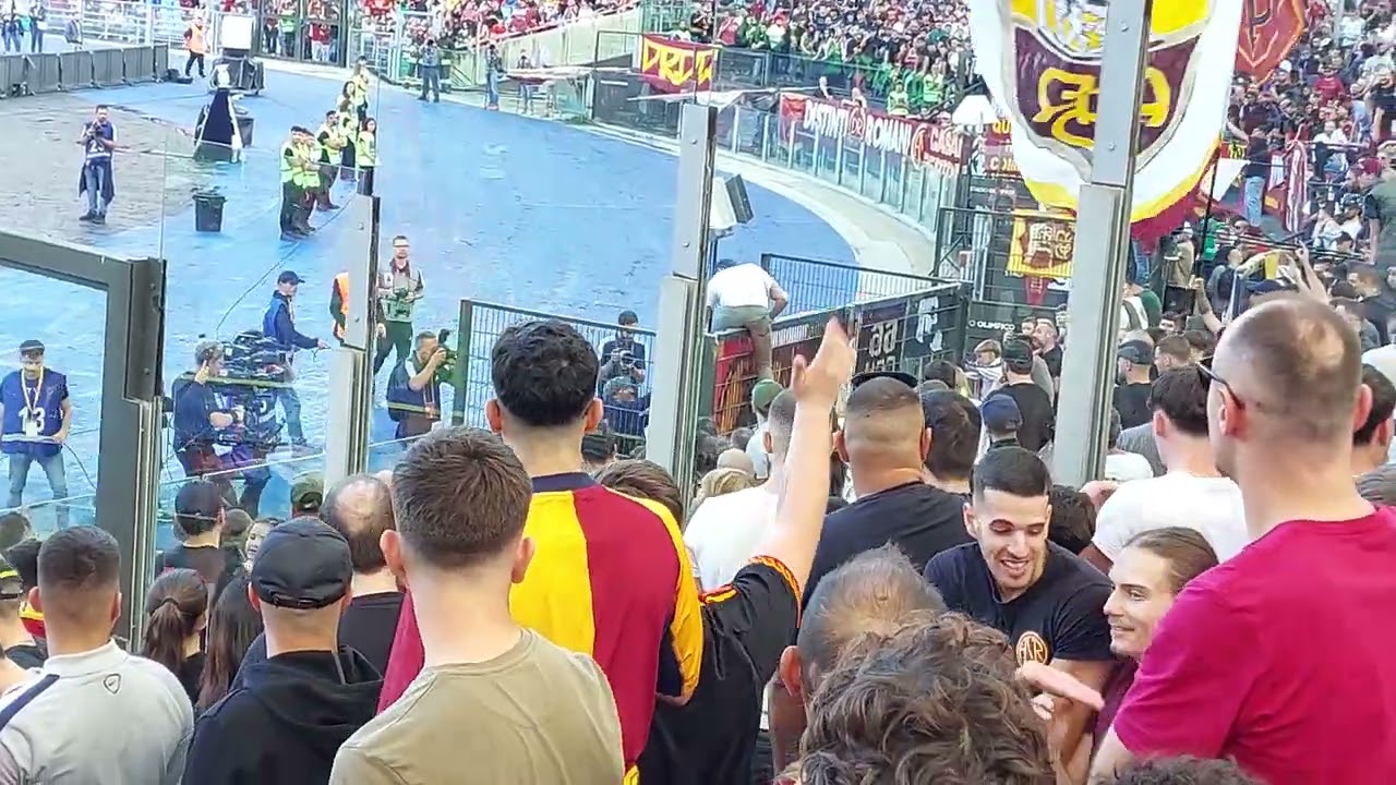 Bruno Conti sotto la CurvaSud                   50 anni con la AS Roma 💛❤️
