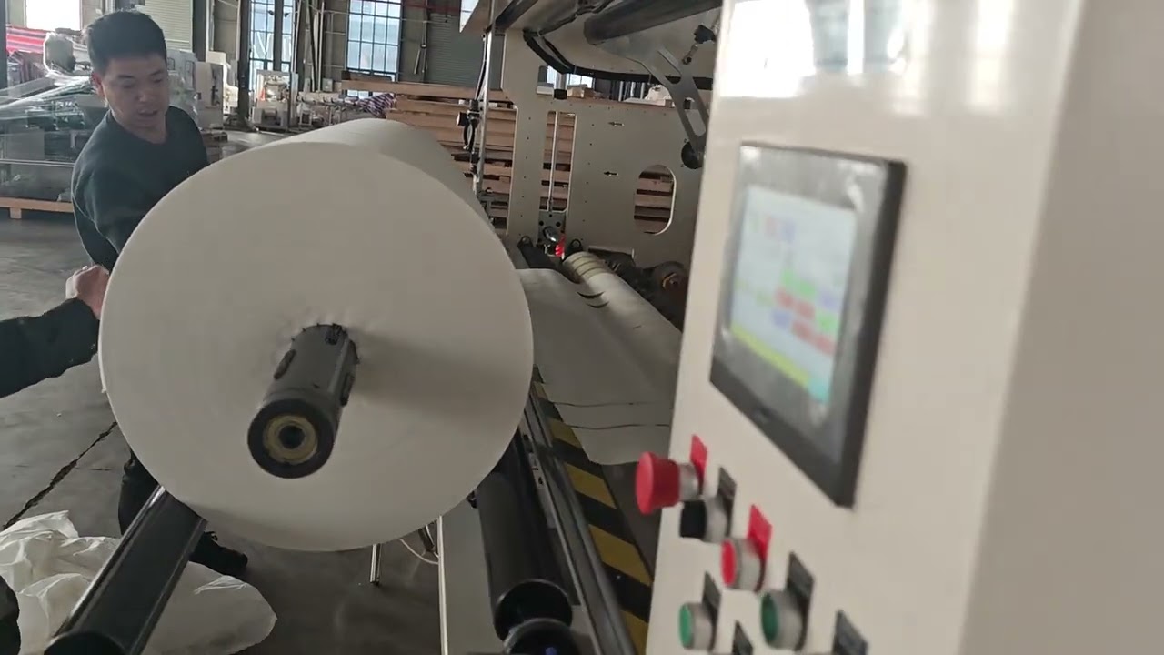 Máquina rebobinadora y cortadora de rollos de papel tisú de fábrica en Ghana