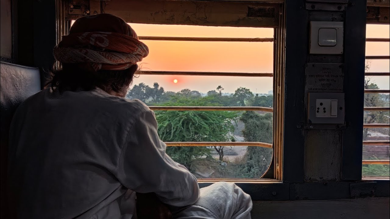 “Safar sirf train ka nahi, zindagi ka bhi chal raha hai…” 🌅