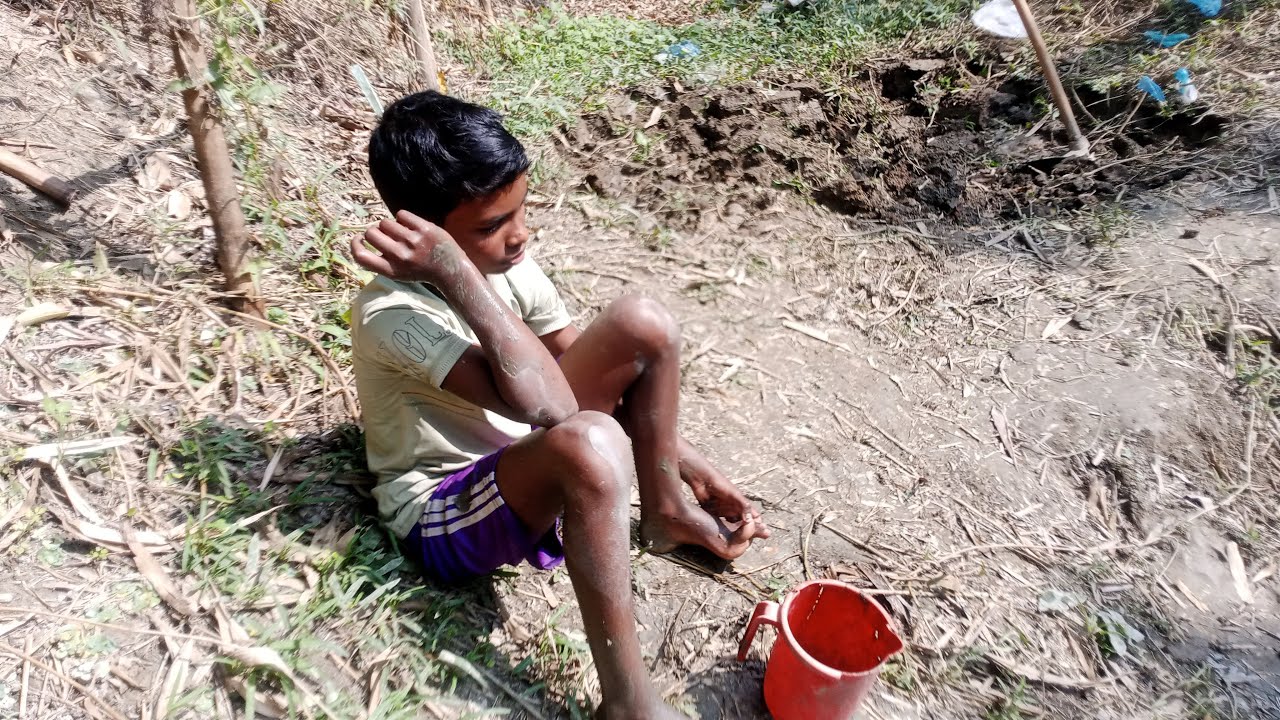 আমাকে এবং ছোট ভাইকে শিং মাছে কাতা দিছে 😳 😰
