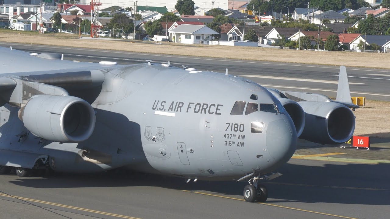 C17 Globemaster Departure live at Wellington Airport - Close up action