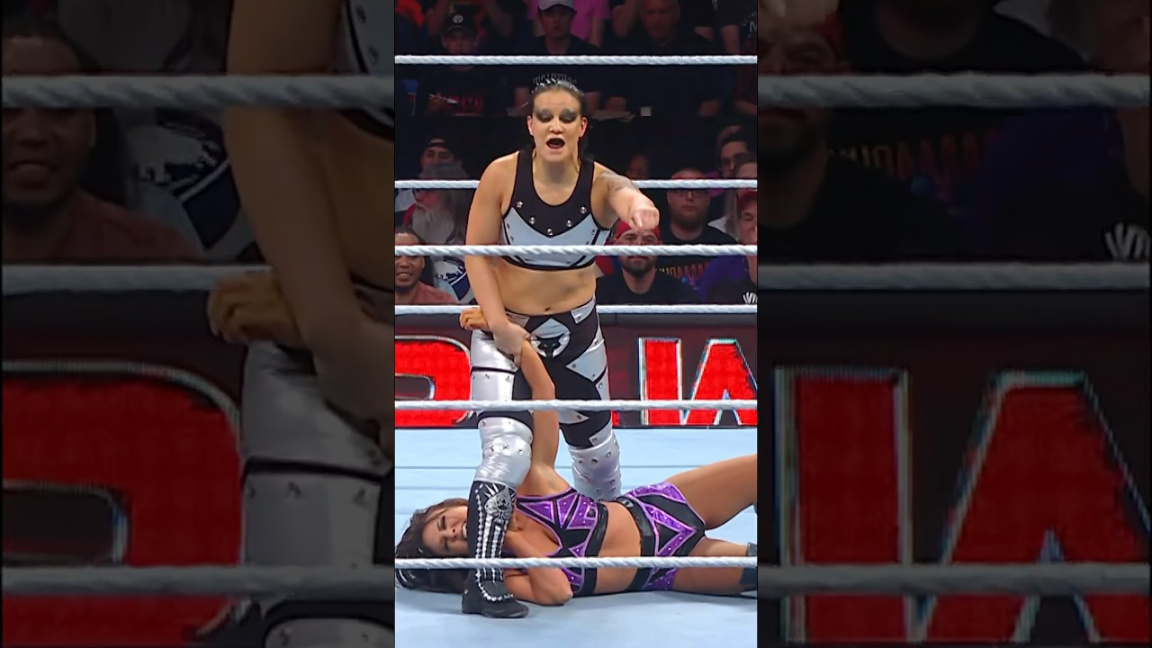 Shayna mocks Ronda Rousey 👀