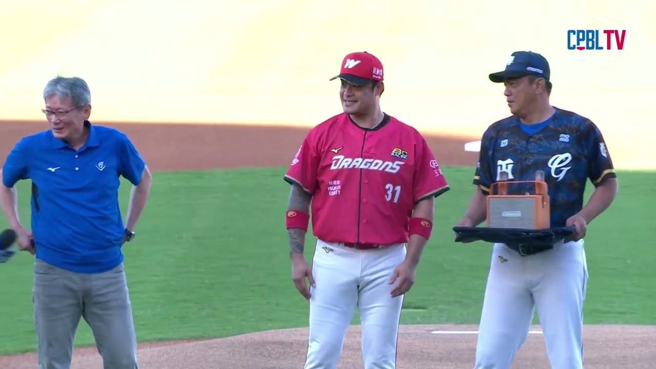 08/24 味全 VS 富邦 賽前，大師兄林智勝生涯新莊最終戰，富邦球團精心準備致贈儀式，感謝一代傳奇精彩的職棒生涯！