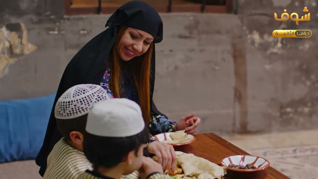 جارها عم يشوي لحمة وولادها الأيتام مو شبعانين الخبزة! راحت ليه وسمعته حكي بس هو ما قصّر وبنتو انشفت❤