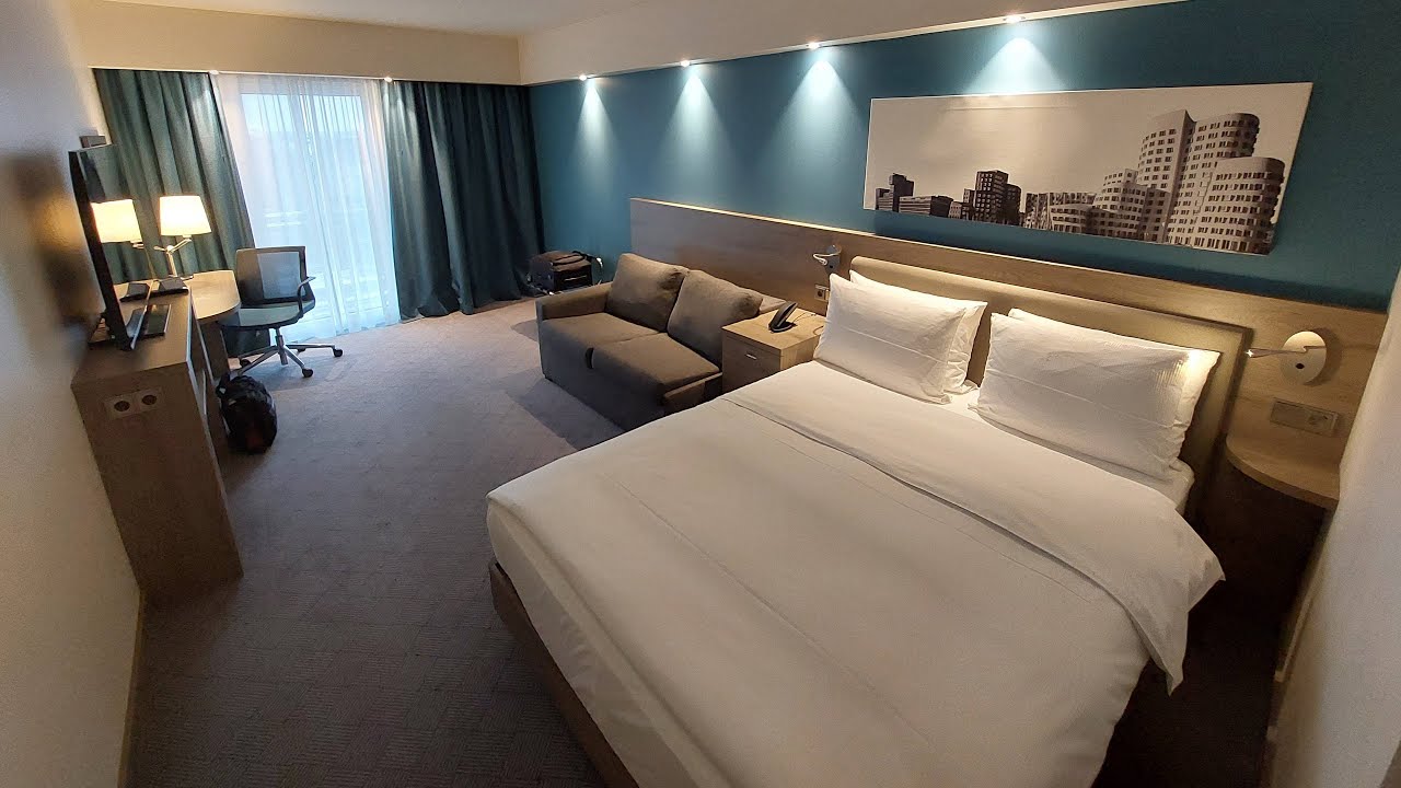 Hampton by Hilton Düsseldorf City Centre (King Corner Room)