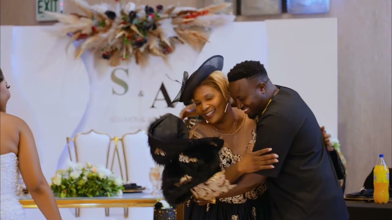 Mother of the bride couldn't express her emotions in words.... But in cash instead 😍😍😍