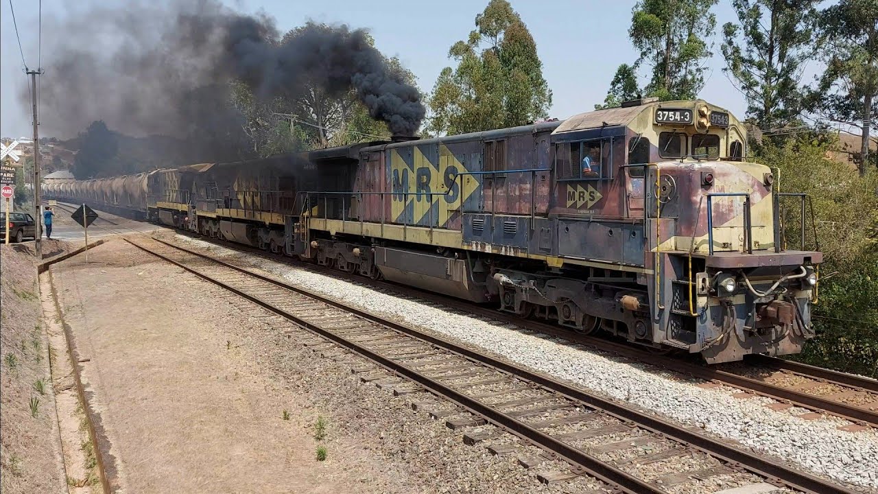 Trem de Carga Geral YOC passando pela PN de Antônio Carlos/MG com vagões de Cimento TPS vazios