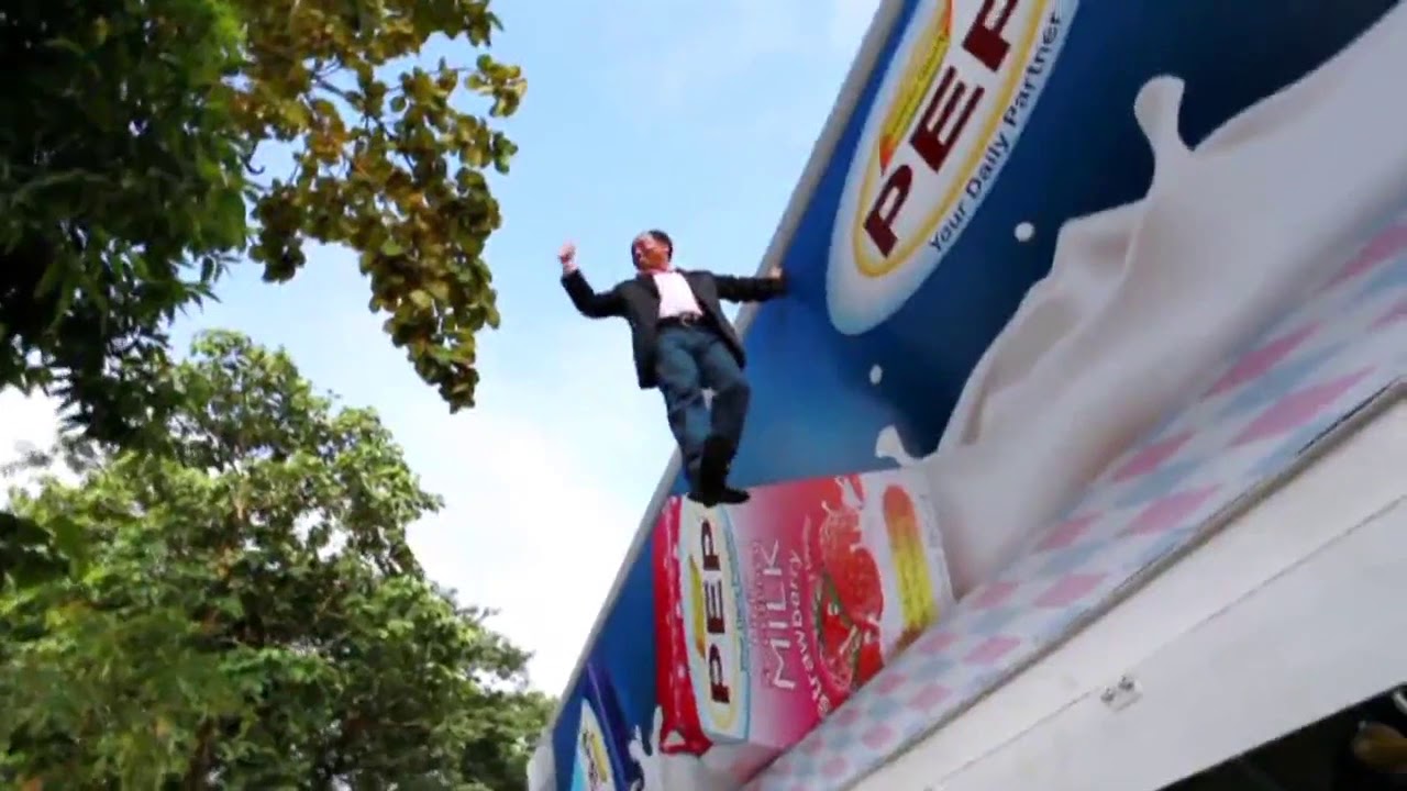Bus levitation by Dynamo = levitation magic by Myanmar greatest magician Mr.Top