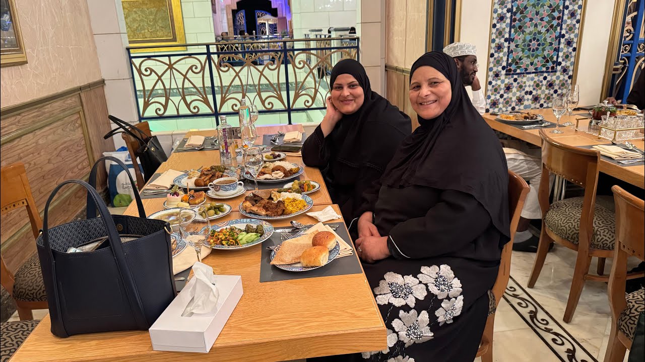 بكاء أختي سمسمه أول مره تشوف الكعبه 🕋وقبلنا أجمل متابعين وعزومة في أفخم المطاعم السعودية 🇸🇦
