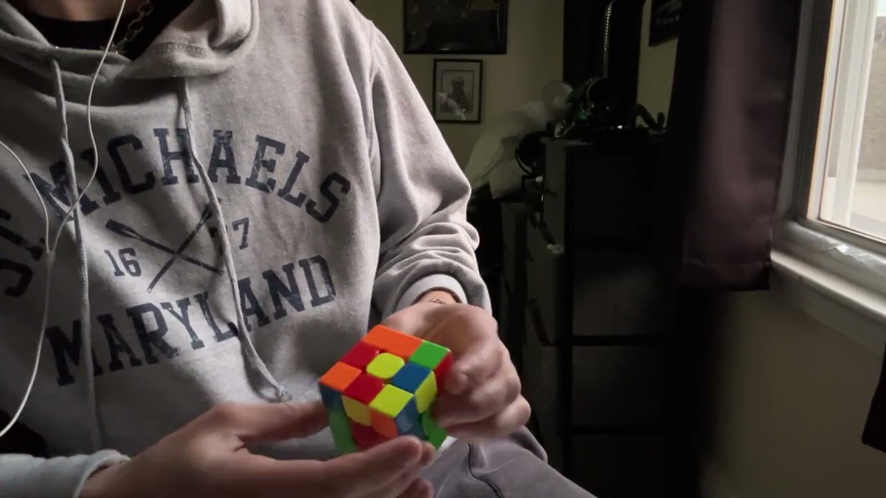 АСМР &mdash; Безумный мужчина разговаривает сам с собой и собирает кубик Рубика