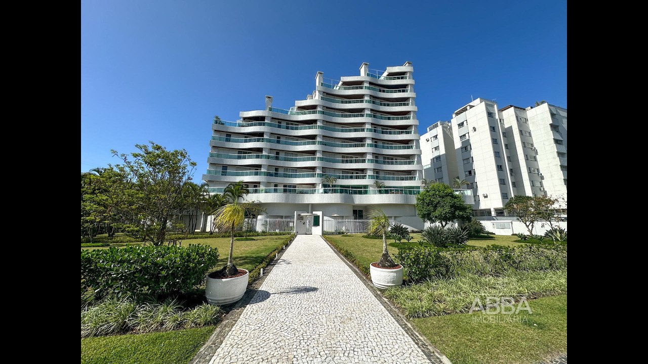 Cobertura mobíliada em Caiobá, piscina e suíte com closet.