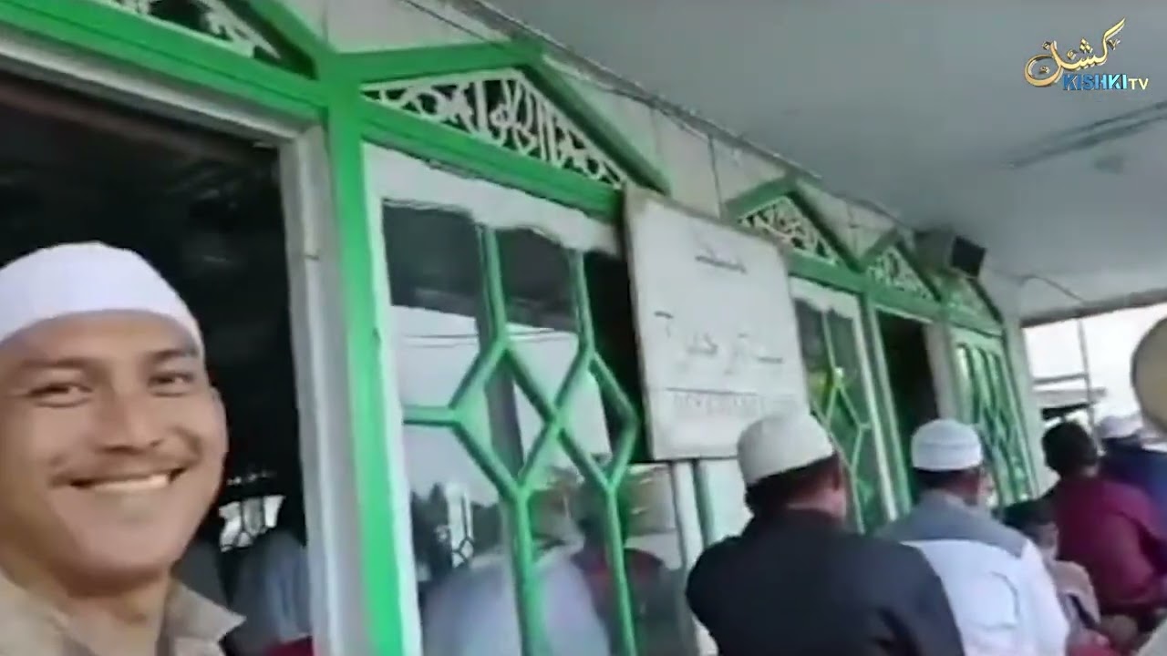 WAUMINI WASWALI KWENYE MITUMBWI BAADA YA MSIKITI KUKUMBWA NA MAFURIKO