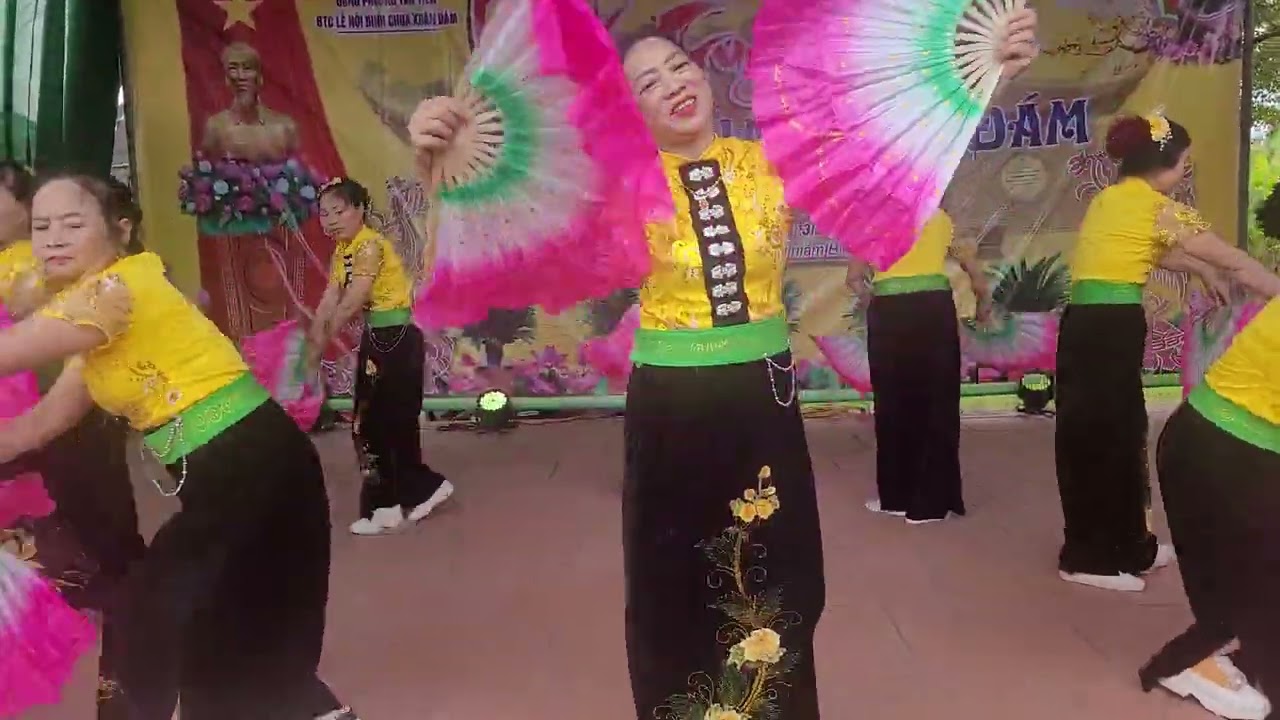 Các cụ thôn Trung múa bài. săc xuân.2026.